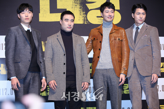 /15일 오전 11시 서울 압구정동 압구정 CGV에서 열린 영화 ‘더 킹’ 제작보고회에 배우들이 포토타임을 갖고있다.