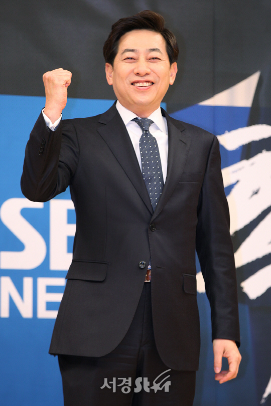/15일 오후 서울 양천구 목동 SBS 13층 홀에서 열린 ‘SBS 8뉴스’ 기자간담회에서 앵커 김성준이 포토타임을 갖고있다.