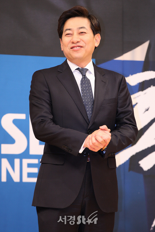 /15일 오후 서울 양천구 목동 SBS 13층 홀에서 열린 ‘SBS 8뉴스’ 기자간담회에서 앵커 김성준이 포토타임을 갖고있다.