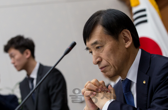 15일 오전 중구 한국은행에서 열린 제24차 금융통화위원회에 참석한 이주열 총재가 생각에 잠겨 있다./송은석기자