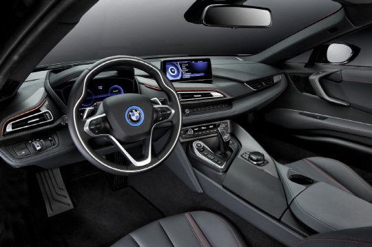 BMW i8 프로토닉 레드 에디션 실내 모습.