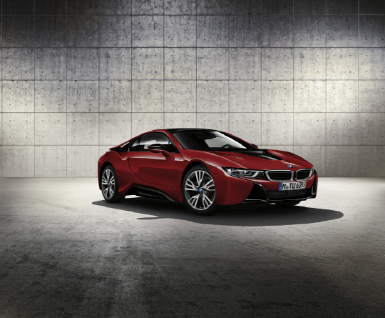BMW i8 프로토닉 레드 에디션.