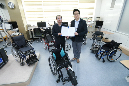 삼성전자가 15일 경기도재활공학서비스연구지원센터에서 장애인 이동 보조기기 지원을 위한 협약식을 갖고 기념촬영을 하고 있다. /사진제공=삼성전자