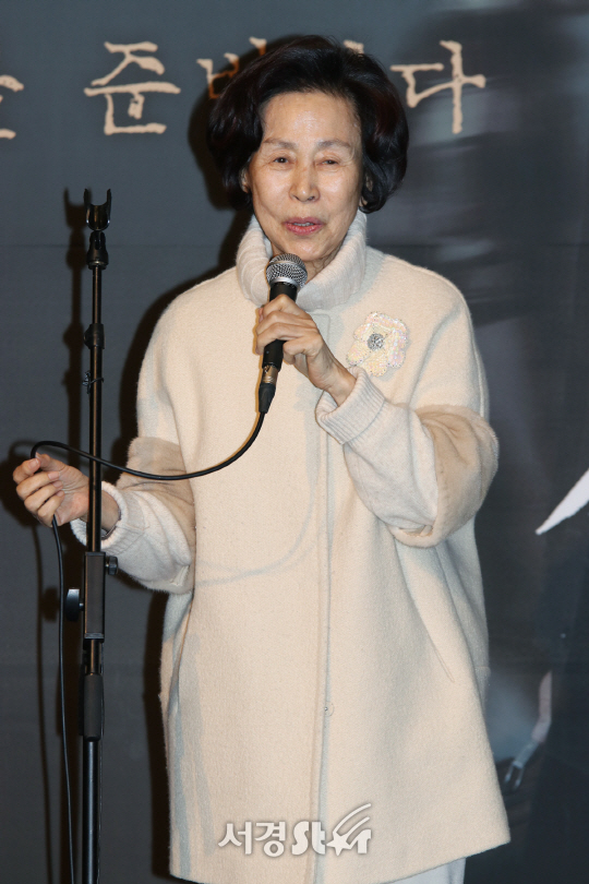 배우 손숙이 15일 열린 이순재 연기인생 60주년 축하모임 및 기념 공연에 참석했다.