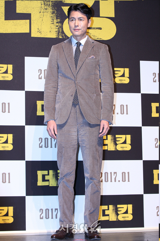 /15일 오전 11시 서울 압구정동 압구정 CGV에서 열린 영화 ‘더 킹’ 제작보고회에서 배우 정우성이 포토타임을 갖고 있다.