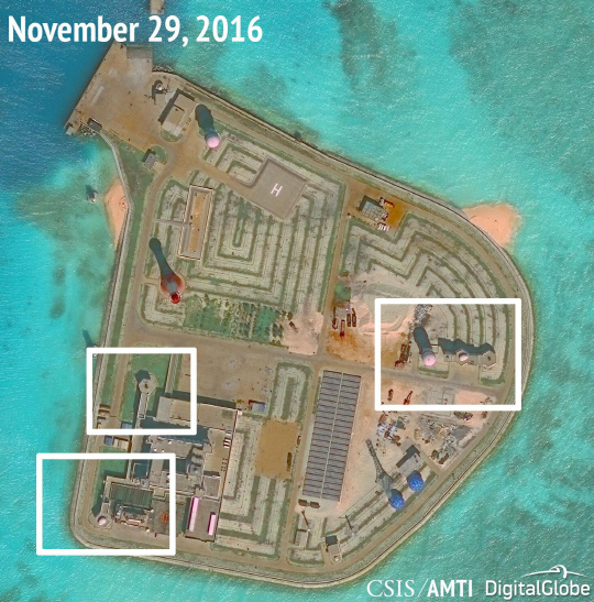 남중국해 인공섬 위성사진. 네모로 표시한 곳에 군사 시설이 있다. /AMTI