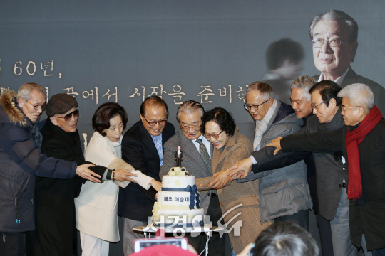 배우 이순재와 동료 배우들이 15일 열린 이순재 연기인생 60주년 축하모임에서 케익 컷팅을 하고 있다.
