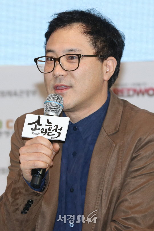 15일 열린 웹드라마 ‘손의 흔적’ 제작발표회에서 방상연 감독이 인사말을 하고 있다.