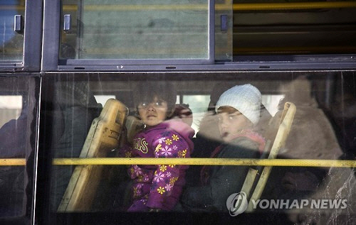 버스에 실려 탈출하는 알레포 주민들/연합뉴스