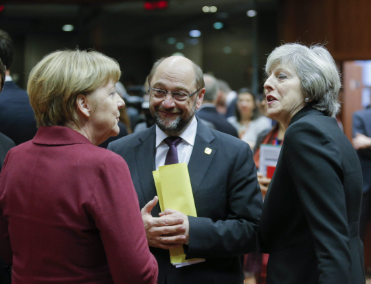 15일(현지시간) 벨기에 브뤼셀에서 열린 EU정상회의에 참석한 앙겔라 메르켈(왼쪽) 독일 총리가 마틴 슐츠(가운데) EU의회 의장, 테리사 메이 영국 총리와 함께 이야기를 나누고 있다./브뤼셀=EPA연합뉴스