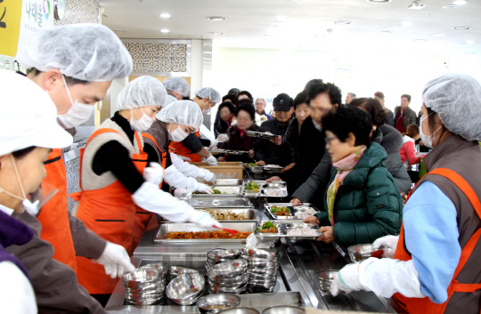 반도건설 임직원들이 지난 15일 나래울복지관에서 점심 배식 봉사활동을 하고 있다. / 사진=반도건설 제공