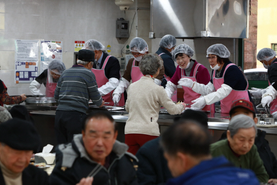 박춘희(오른쪽 두번째) 송파구청장과 구 간부들이 어르신의 점심 배식을 돕고 있다. /사진제공=송파구청