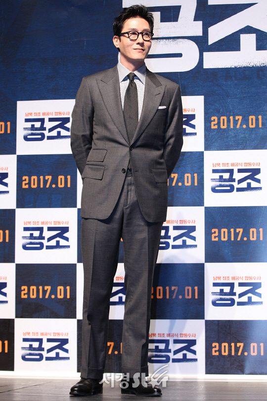 /16일 오전 11시 서울 압구정동 압구정 CGV에서 열린 영화 ’공조‘ 제작보고회에 배우 김주혁이 포토타임을 갖고있다.