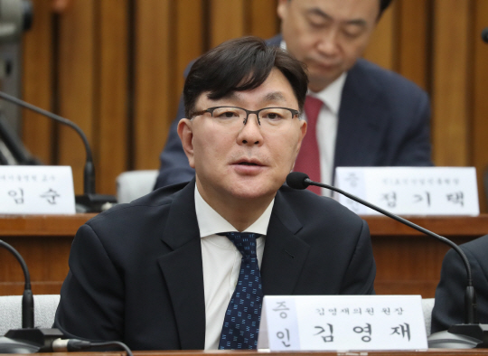 김영재 김영재의원 원장이 14일 오후 국회에서 열린 최순실 국정농단 의혹 진상규명을 위한 국정조사 특위 3차 청문회에서 의원질의에 답변하고 있다. / 연합뉴스