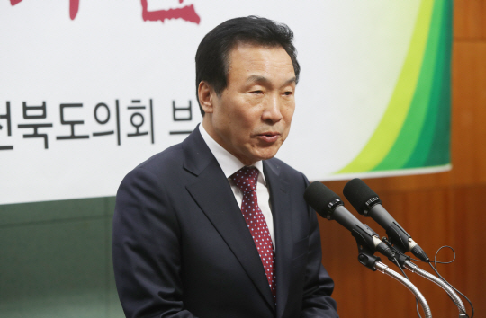 16일 오전 전북 전주시 완산구 전북도의회에서 열린 ‘손학규의 국민주권 개혁회의 기자회견’에서 손학규 민주당 전 대표가 발언하고 있다./연합뉴스