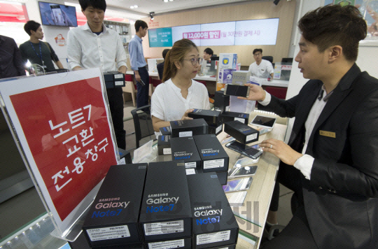 서울 마포구 한 SKT매장에 갤럭시노트7 구매자가 교환을 하고 있다./권욱기자