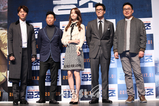 /16일 오전 11시 서울 압구정동 압구정 CGV에서 열린 영화 ’공조‘ 제작보고회에 배우들이 포토타임을 갖고있다.