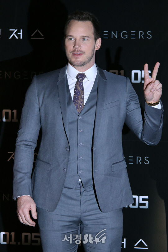 배우 크리스 프랫이 16일 열린 영화 ‘패신저스’ 내한 기자회견에서 포토타임을 갖고 있다.