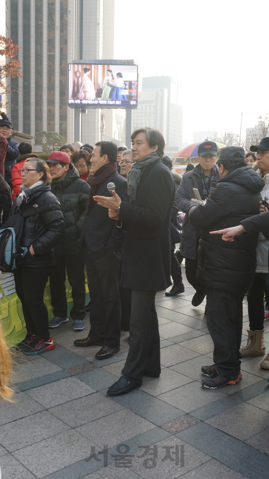 17일 거리강연에 참여해 참석자의 자유발언을 듣고 있는 조국 서울대 교수