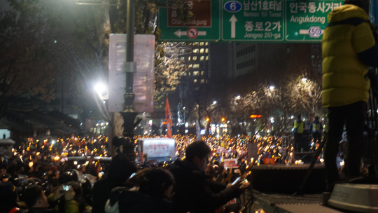 집회 참가자들이 안국역 사거리에서 촛불을 들고 진입을 허용하라고 외치고 있다./유창욱 기자