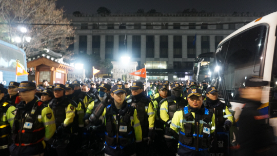 헌법 재판소 앞을 막고 있는 경찰들 모습/유창욱 인턴기자