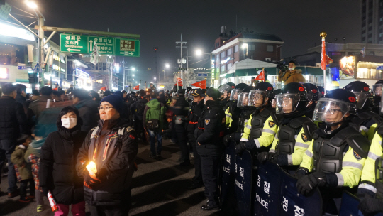안국역 사거리에 경찰들이 진입을 원청 봉쇄해 집회 참가자들과 대치하고 있다./유창욱 기자