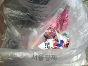 박근혜 대통령 탄핵 반대 집회가 열린 안국역 근처에 태극기가 버려져 있는 모습./연합뉴스