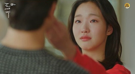 ‘도깨비’ 김고은, 공유의 아픈 눈물 닦았다…“아저씨는 사랑받고 있다”