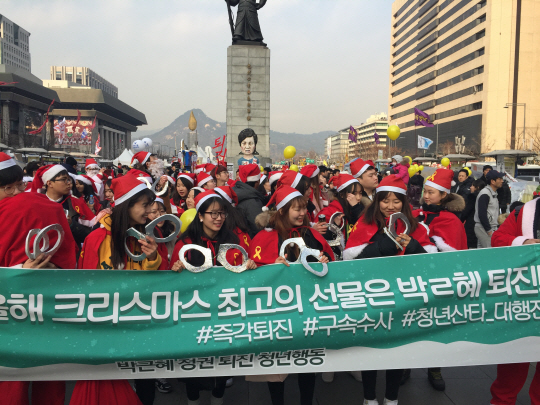 17일 오후 2시 30분께 서울 광화문광장 이순신 동상 아래에 ‘박근혜 하야 청년 산타 대작전’ 이벤트가 진행됐다./정가람기자
