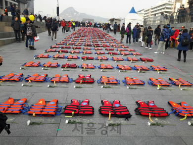 8차 촛불집회가 열린 17일 오후 서울 광화문 광장에 세월호 참사 희생자를 기리기 위해 구명조끼 304개가 펼쳐졌다. /양사록기자