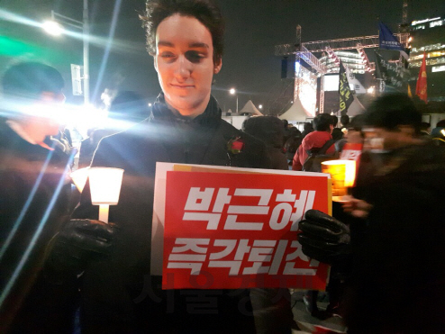 17일 오후 서울 광화문광장에서 열린 8차 촛불집회에 참석한 독일인 얀 올손씨가 “한국의 집회는 집회시위가 지향해야 할 표본을 보여주고 있다”고 말했다. /양사록기자