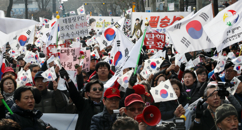 ‘박근혜를 사랑하는 모임(박사모)’ 등 보수단체 회원들과 시민들이 17일 오전 서울 안국역 인근에서 박근혜 대통령 탄핵 반대 집회를 하고 있다. /연합뉴스