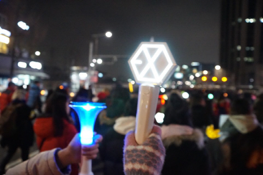 [8차 촛불집회] '사랑의 빛으로 용서하지 않겠다'…아이돌 팬들도 거리로