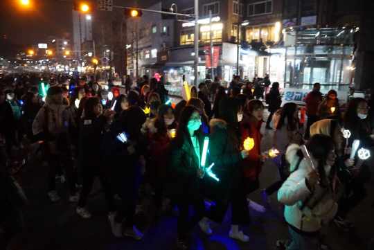 17일 열린 8차 촛불집회에서 거리를 밝힌 ‘민주팬덤연대’. / 강신우PD