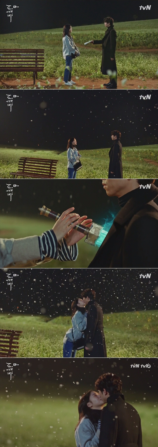 tvN ‘도깨비’ 메밀꽃밭에서 공유와 김고은의 키스신 / 사진 = tvN ‘도깨비’ 방송화면 캡처
