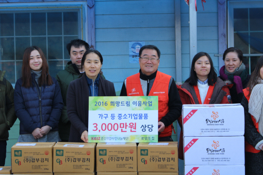 정용주(오른쪽 세번째) 대한사무가구사업협동조합 이사장과 이정순(〃 네번째) 로뎀의 집 원장이 지난 17일 경기도 양평 로뎀의 집에서 콩비지와 김장김치 등 후원물품을 전달하고 있다. 이날 중기연합봉사단은 중증장애인 목욕봉사 등도 실시했다. /사진제공=중소기업중앙회