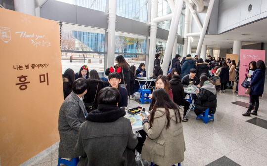 삼성전자의 경기도내 지역아동센터 중학생들 학습지도 프로그램인 ‘희망클래스’를 마무리하는 ‘Thank you, 희망클래스’ 행사에서 멘토와 지역아동센터 학생들이 진로·적성에 관한 이야기를 나누고 있다. /사진제공=삼성전자