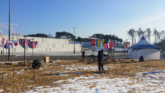 올림픽파크 현장인력들이 장식물 설치공사를 하고 있다.