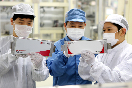 LG화학 직원들이 충북 청주시에 위치한 오창공장에서 생산된 배터리 셀을 점검하고 있다./사진제공=LG화학