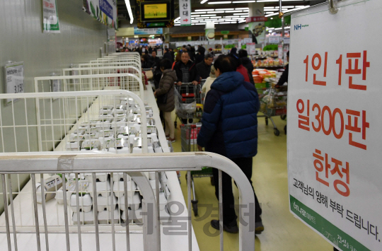 18일 서울 하나로마트 양재점을 찾은 고객이 계란을 살펴보고 있다. 고병원성 조류 인플루엔자(AI)로 인한 가금류 피해가 늘면서 계란 품귀 현상이 빚어지고 있다./권욱기자ukkwon@sedaily.com