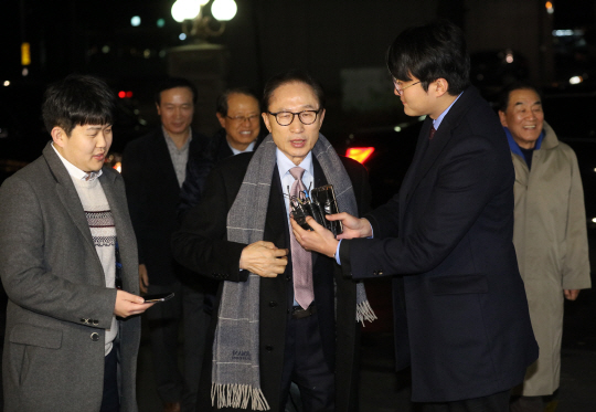 이명박 전 대통령(가운데)이 18일 오후 서울 강남구의 한 식당에서 열린 생일 기념 만찬에 참석하기 위해 이재오 전 새누리당 의원, 임태희 전 비서실장 등과 함께 입장하고 있다. /연합뉴스