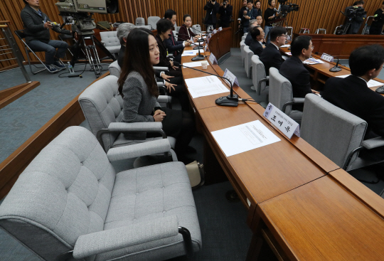 14일 오전 국회에서 열린 최순실 국정농단 의혹 진상규명을 위한 국정조사 특위 3차 청문회. 이날 청문회에 불출석한 조여옥 전 대통령경호실 의무실 간호장교의 빈자리가 눈에 띈다. /연합뉴스