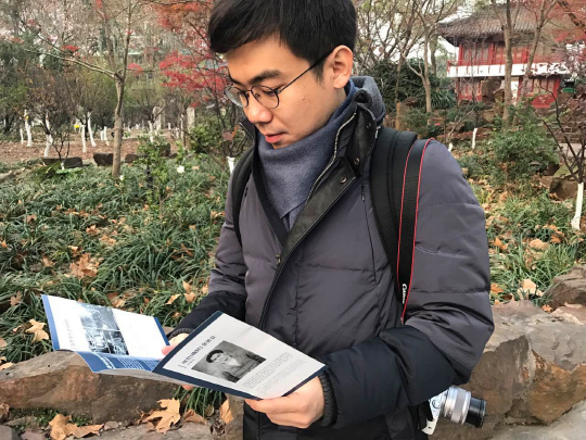 상해 윤봉길 기념관에 방문한 한국인 관광객이 한글 안내서를 보면서 관람하는 모습/사진=서경덕 성신여대 교양학부 교수 연구팀