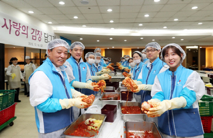 박창민(왼쪽) 대우건설 사장과 임직원들이 지난 16일 서울 광화문 대우건설 본사에서 은평천사원에 기부할 김장을 담그고 있다. /사진제공=대우건설