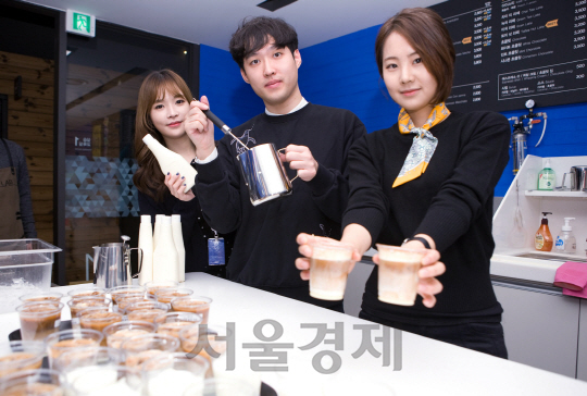 이디야커피 직원이 19일 서울 논현동 본사에서 아이디어 신상품을 시연하고 있다. /사진제공=이디야커피