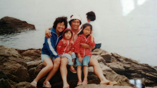 어린 시절 부모님과 함께 즐거운 한 때를 보내고 있는 강혜정(왼쪽 두번째) 대표의 모습. /사진제공=강혜정 대표