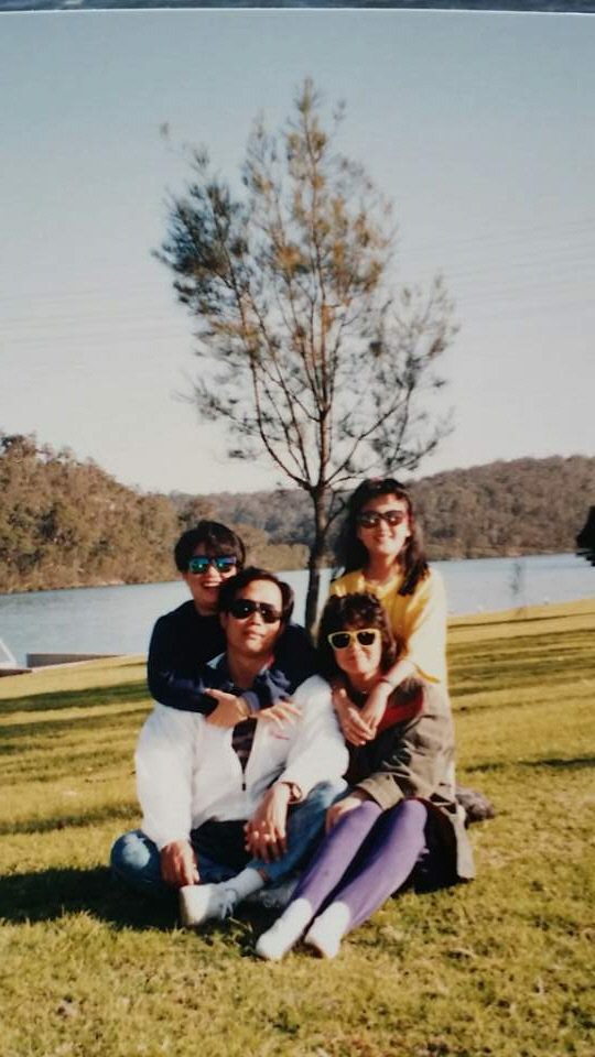 중학교 1학년 때 호주로 이민갔을 당시 가족들과 함께 사진을 찍고 있는 강혜정(뒤쪽 왼편) 대표의 모습. /사진제공=강혜정 대표