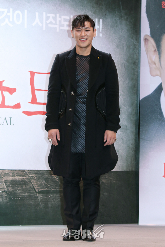 배우 강홍석이 19일 열린 뮤지컬 ‘데스노트’ 제작발표회에서 포토타임을 갖고 있다.