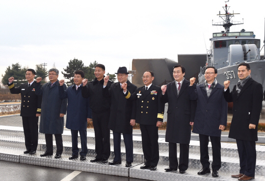 김인호(오른쪽 다섯번째) 한국무역협회장이 19일 오전 경기 평택 해군 제2함대 사령부를 방문해 해군 장병들을 만나 격려하고 위문금을 전달한 후 관계자들과 기념촬영을 하고 있다. /사진제공=한국무역협회