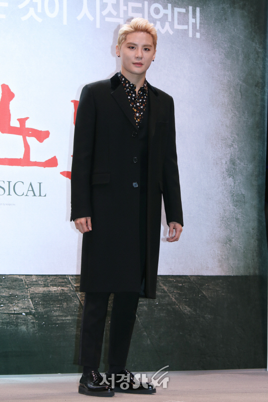 배우 김준수가 19일 열린 뮤지컬 ‘데스노트’ 제작발표회에서 포토타임을 갖고 있다./사진=오훈기자